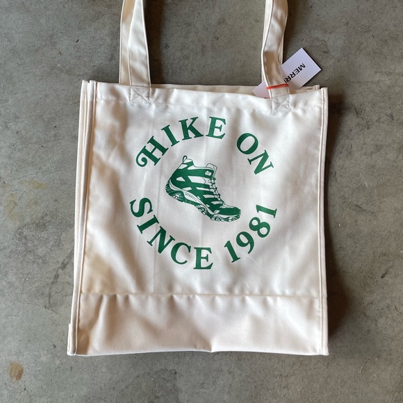 NWT Merrell Tote Trailhead Canvas Bag W/ Moab Boots Graphic Design - Picture 2 of 3